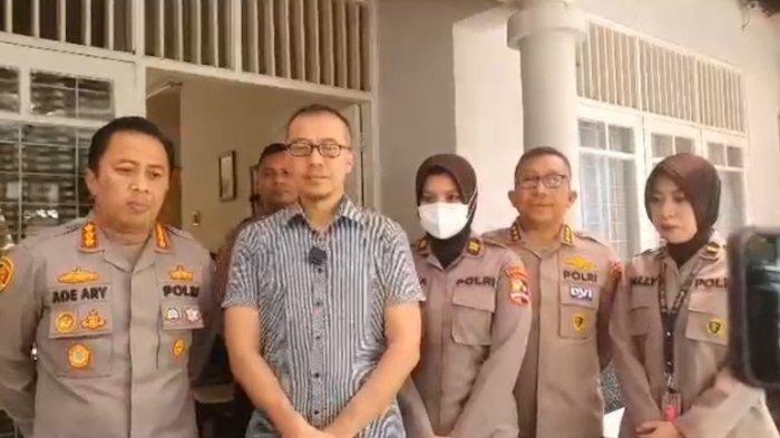 Kombes Ade Ary saat pertama kali Jenguk Sultan Rif'at korban Jeratan Kabel Optik. Simak biodatanya.
