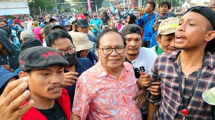 Mantan Menteri Keuangan (Menkeu) Rizal Ramli dalam demo buruh yang menolak UU Cipta Kerja di kawasan Patung Kuda, Jakarta, Kamis (10/8/2023).