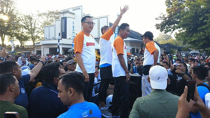 Wakil Bupati Belitung Isyak Meirobie mendampingi Menparekraf Sandiaga Uno membuka event Belitong Heritage City Walk Street Carnival di halaman Gedung Nasional pada Minggu (3/9/2023)