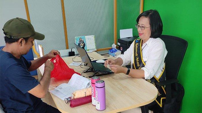Kepala BPJS Ketenagakerjaan Belitung, Rustina, ikut melayani peserta BPJS Ketenagakerjaan di Hari Pelanggan Nasional.