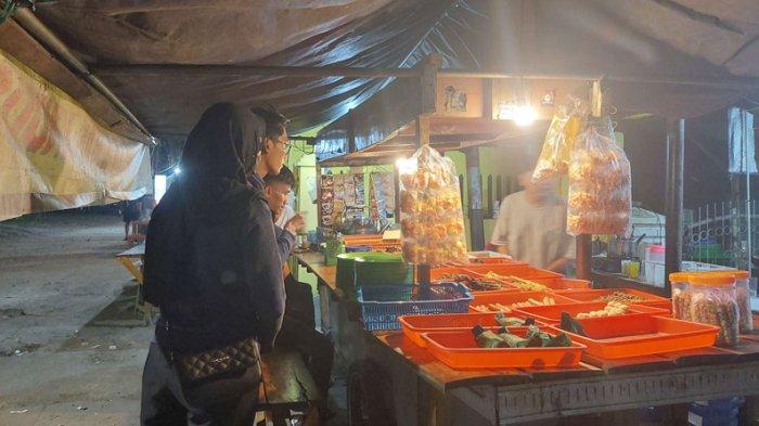 Pengunjung memilih menu khas angkringan di kawasan Museum PT Timah Tbk Pangkalpinang.