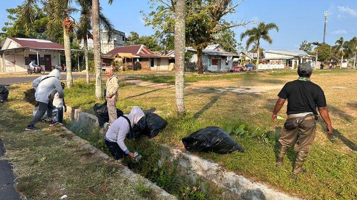Tim Pokja Indonesiana bersama Dinas Kebudayaan dan Pariwisata Belitung Timur saat membersihkan Lapangan Yagor Manggar pasca pelaksanaan event JPJR 2023.