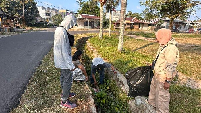 Tim Pokja Indonesiana bersama Dinas Kebudayaan dan Pariwisata Belitung Timur saat membersihkan Lapangan Yagor Manggar pascapelaksanaan event JPJR 2023.