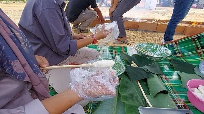 Proses pembuatan kue penyurong