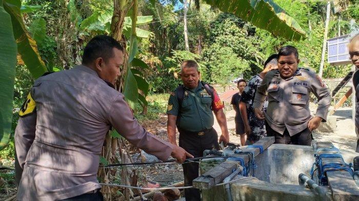 Polisi mendatangi lokasi sumur yang bercampur racun di Dusun Lelupang, Desa Lagi-Agi, Kecamatan Campalagian, Polewali Mandar, Selasa (12/9/2023).