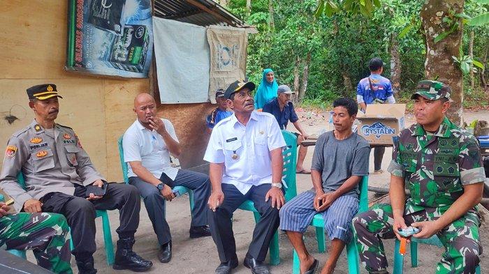 Maddin (tengah) saat menyambut kedatangan Danrem Korem 045 Garuda Jaya, Brigjen TNI Agustinus Deddy Prasetyo, dan Bupati Belitung, Sahani Saleh, pada Rabu (20/9/2023).