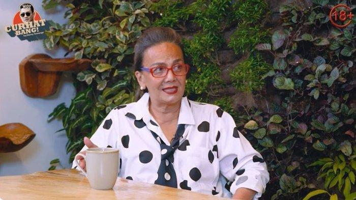 Christine Hakim beberkan alasan jatuh cinta pada dunia seni peran, meski mengakui menjadi seorang aktris tidak mudah.
