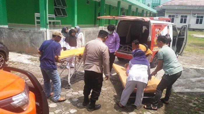 Jenazah mahasiswi tewas usai aborsi dievakuasi kepolisian di Lubuklinggau.