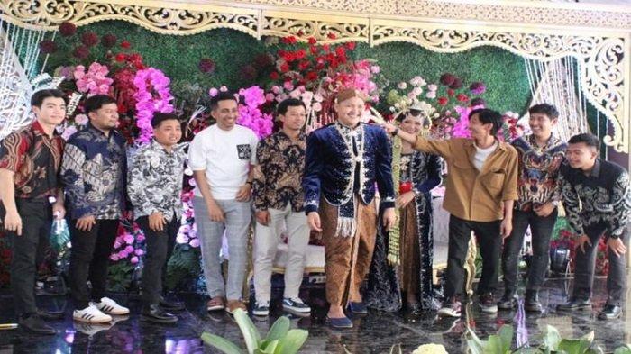 Komika Nopek Novian menikah dengan Yulia Lorena di Desa Ledok, Kecamatan Sambong, Kabupaten Blora, Jawa Tengah, Senin (9/10/2023).