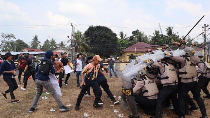 Simulasi Sispamkota yang dilaksanakan personel Polres Belitung usai apel gelar pasukan Operasi Mantab Brata Menumbing 2023-2024 pada Selasa (17/10) 2023).