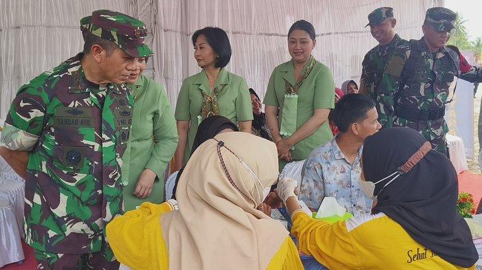 Pangdam II/Sriwijaya Mayjen TNI Yanuar Adil didampingi istrinya Mila Yanuar Adil meninjau kegiatan pengecekan kesehatan gratis Desa Air Seruk, Kecamatan Sijuk, Kabupaten Belitung, Kamis (19/10/2023).