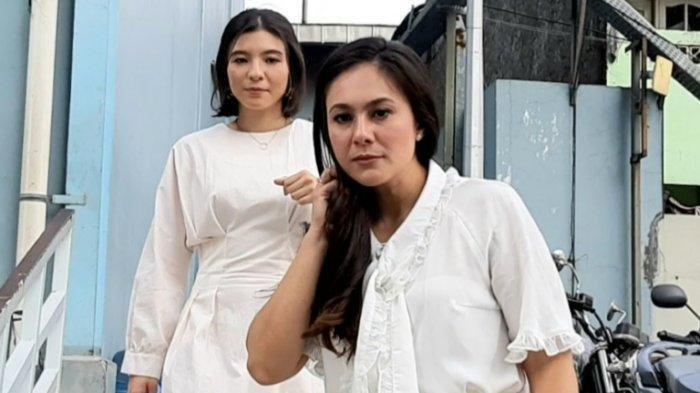 Shaloom Razade sering mengenakan pakaian dan barang milik Wulan Guritno. Begitu juga sebaliknya, Wulan Guritno sering pinjam pakaian anaknya itu. Wulan Guritno dan Shaloom Razade Syach, putrinya, di TransTV, Jalan Kapten Tendean, Mampang Prapatan, Jakarta Selatan, Rabu (26/8/2020).