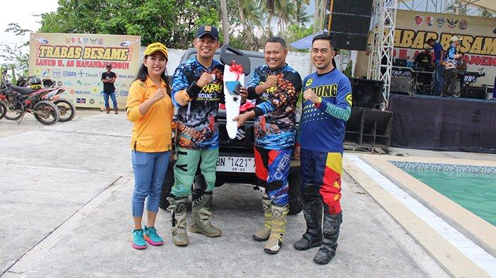 Danlanud H AS Hanandjoeddin, Letkol Pnb Luky Indrawan, didampingi Ketua PIA Ardhya Garini Cab 11/ D.I Lanud H AS Hanandjoeddin, Ny Widi Luky Indrawan, menyerahkan hadiah utama satu unit mobil Katana 4x4 tahun 1990 kepada pemenang, dalam event Terabas Besame, Sabtu (28/10/2023).