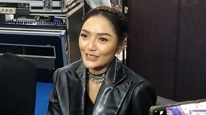 Siti Badriah ditemui usai perilisan lagu berjudul Cocote Tolong Dikondisikan di Mal Bassura, Jatinegara