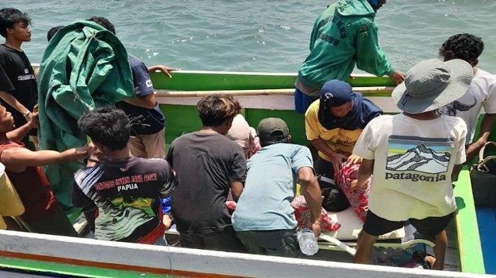 Kamarudin (50) korban gigitan komodo dievakuasi dari Pulau Komodo ke Labuan Bajo. Rabu 1 Oktober 2023.