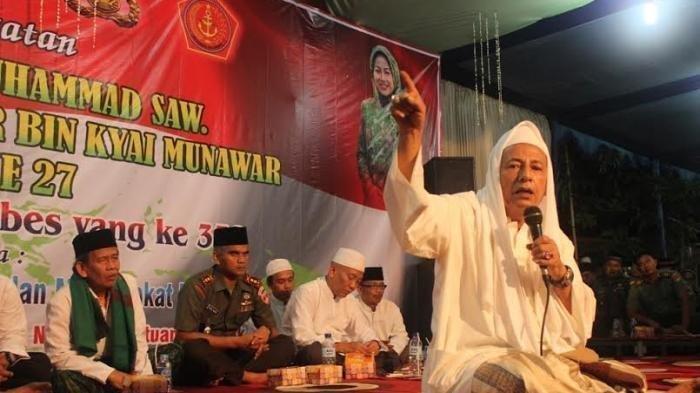 Habib Muhammad Luthfi bin Ali bin Yahya atau akrab dipanggil Habib Luthfi.