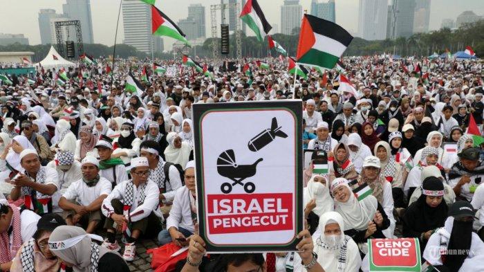 Massa dari berbagai elemen masyarakat menggelar Aksi Akbar Bela Palestina di kawasan Monas, Jakarta, Minggu (5/11/2023). Aksi yang juga dihadiro beberapa tokoh politik dan tokoh lintas agama tersebut sebagai bentuk dukungan kepada Palestina dan mengutuk keras serangan-serangan yang terus dilancarkan Israel.