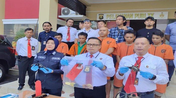 Ditreskrimum Polda Sumsel menggelar rilis tersangka perampokan toko emas di Kabupaten PALI, Rabu (8/11/2023).