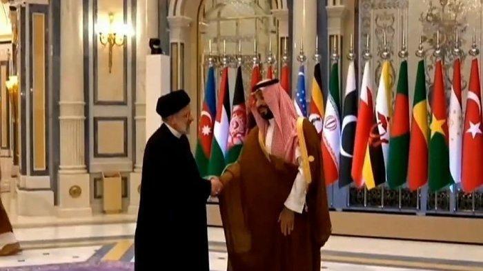 Presiden Iran Ebrahim Raisi dan Putra Mahkota Arab Saudi Pangeran Mohammed bin Salman di KTT OKI di Riyadh, Arab Saudi.