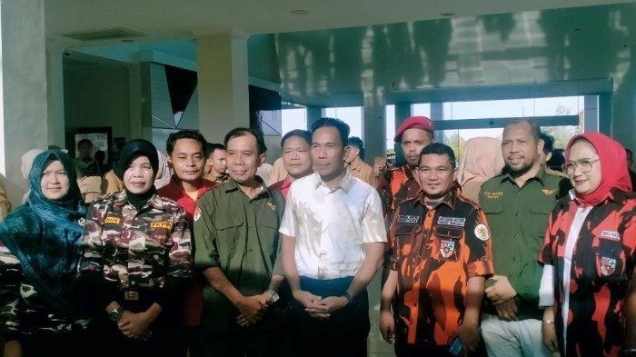 Mantan Pj Gubernur Babel Suganda Pandapotan Pasaribu saat diantarkan sampai pintu keberangkatan Bandara Depati Amir