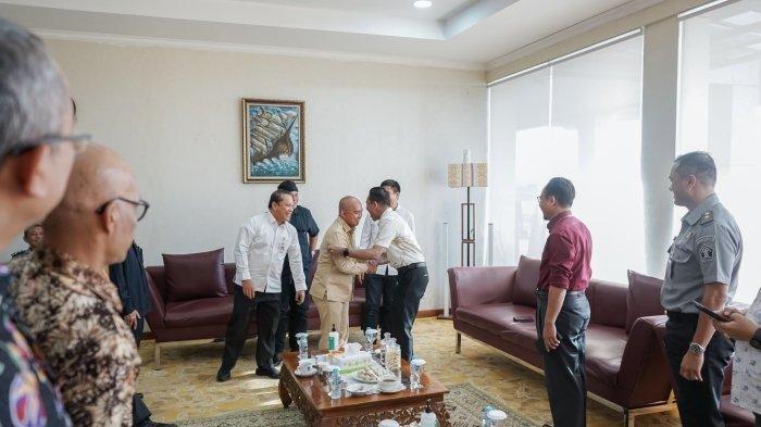 Wali Kota Pangkalpinang Maulan Aklil dan Mantan Pj Gubernur Babel Suganda Pandapotan Pasaribu dinruang tunggu VIP Bandara Depati Amir Kota Pangkalpinang, Selasa (14/11/2023)/Wali Kota Pangkalpinang Maulan Aklil dan Mantan Pj Gubernur Babel Suganda Pandapotan Pasaribu dinruang tunggu VIP Bandara Depati Amir Kota Pangkalpinang, Selasa (14/11/2023)