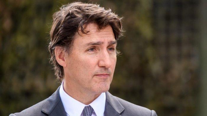 Perdana Menteri Kanada Justin Trudeau berpidato pada konferensi pers bersama dengan Perdana Menteri Latvia (tidak ada dalam gambar) di pangkalan militer Adazi di Riga, Latvia, tempat mereka mengunjungi Kelompok Pertempuran Forward Presence Battle Group multinasional pimpinan Kanada NATO, pada 10 Juli 2023.