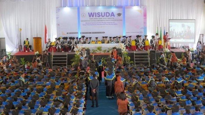 Universitas Katolik Indonesia (Unika) St Paulus Ruteng, menggelar prosesi wisuda pada Sabtu (11/11/2023).