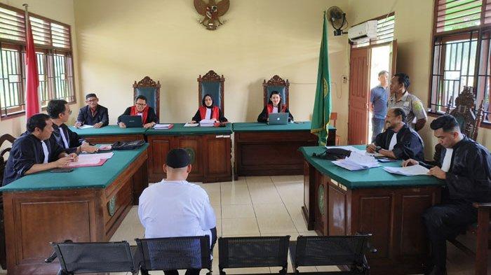 Terdakwa Martoni menjalani persidangan perkara pengrusakan dan pembakaran aset PT Foresta pada Kamis (16/11/2023).
