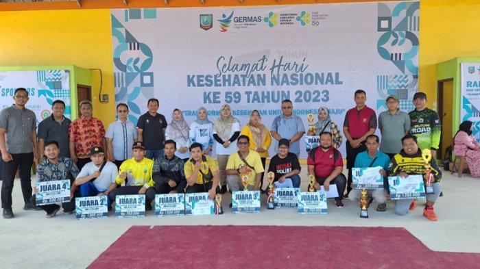 Foto bersama pada kegiatan peringatan Hari Kesehatan Nasional ke-59 yang diselenggarakan Dinas Kesehatan Belitung Timur di Pantai Serdang Manggar, Sabtu (18/11/2023).