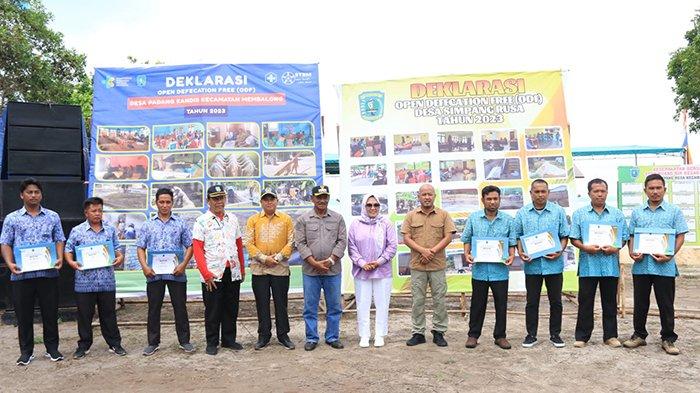 Bupati Belitung Sahani Saleh berfoto bersama usai acara deklarasi dua desa ODF di Desa Padang Kandis pada Minggu (26/11/2023).