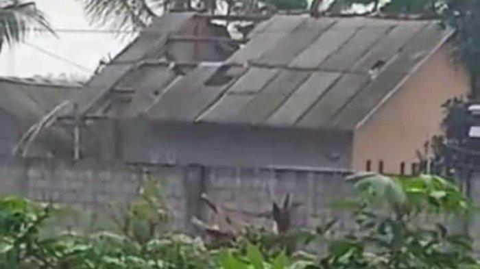Penampakan kondisi rumah Galez Catur Pratama, siswa kelas VII SMPN 1 Bandar Sakti, Terusan Nunyai, Lampung Tengah, yang tewas tersambar petir, Senin (27/11/2023).