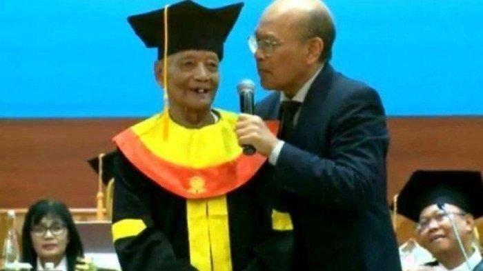 Sosok Mbah Moen, Wisudawan Tertua UT Usia 84 Tahun, Tempuh 26 Semester, Masuk Kuliah Usia 71 Tahun,Mbah Moen diketahui menjadi wisudawan tertua di Universitas Terbuka, yang mana ia menjadi sarjana di usia 84 tahun.
