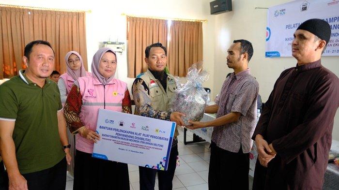 Penyerahan simbolis bantuan peralatan pijat oleh Senior Manager KKU, Anton Wahyu Utomo kepada peserta pelatihan di gedung pelatihan BPMP Provinsi Kepulauan Bangka Belitung