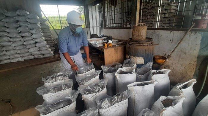 Manajer K3 dan Lingkungan PLN UIW Babel sedang memeriksa pupuk yang berbahan baku FABA