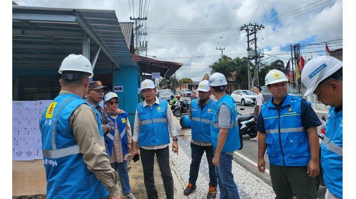 GM PLN UIW Babel, Mohammad Munief Budiman (empat dari kiri) bersama jajaran manajemen mengunjungi TPS 3 Kecamatan Girimaya Pangkalpinang.