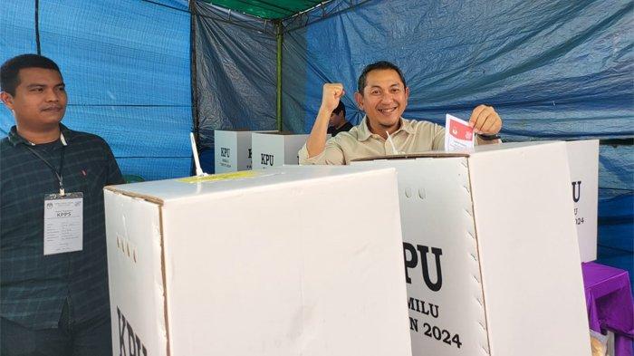 GM PLN UIW Babel Mohammad Munief Budiman menggunakan hak pilihnya di TPS 9 Kecamatan Girimaya Pangkalpinang