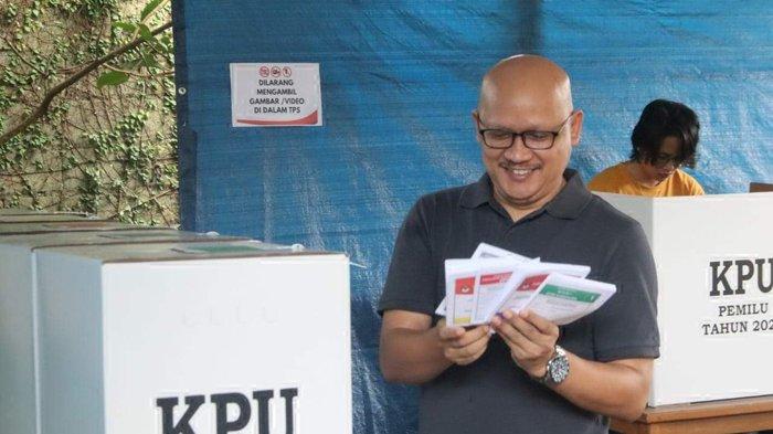 Pj Bupati Belitung Yuspian saat menggunakan hak pilihnya di TPS 1 Kelurahan Lesung Batang, Kecamatan Tanjungpandan, Kabupaten Belitung, Rabu (14/2/2024).