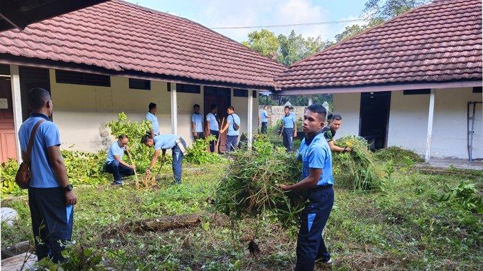 Jajaran Lanud H AS Hanandjoeddin bersama DLH, Satpol PP dan Poltekes membersihkan area eks RSUD Belitung pada Jumat (1/3/2/2024).