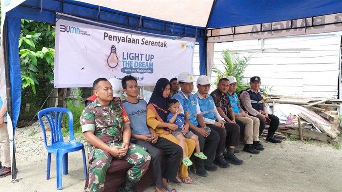 GM PLN UIW Babel, Mohammad Munief Budiman, didampingi kepala Desa, penerima bantuN dan Babinsa setempat mengikuti acara daring penyalaan serentak program light up the dream