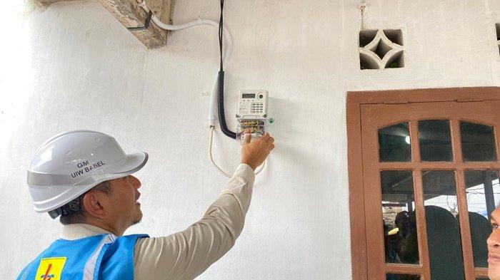 Penyalaan perdana oleh GM PLN UIW Babel kepada rumah penerima bantuan program light up the dream bapak Marlan