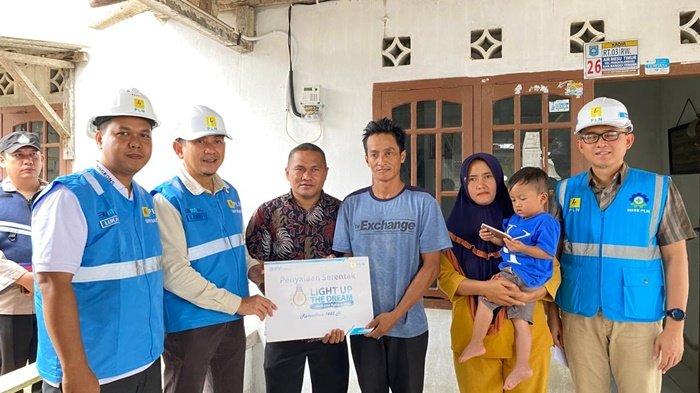 Penyerahan simbolis oleh GM PLN Babel , Mohammad Munief Budiman kepada penerima bantuan Bapak Marlan.
