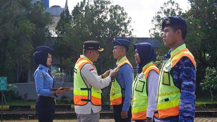 EGM Bandara H AS Hanandjoeddin Tanjungpandan, Belitung, Khaerul Assidiqi, menyematkan tanda peserta saat apel pembukaan Posko Angkutan Lebaran 2024 pada Selasa (2/4/2024).