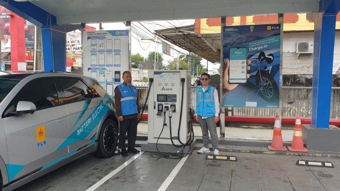 Petugas PLN sedang melakukan pemeriksaan kondisi SPKLU kantor PLN UIW Babel di Pangkalpinang.