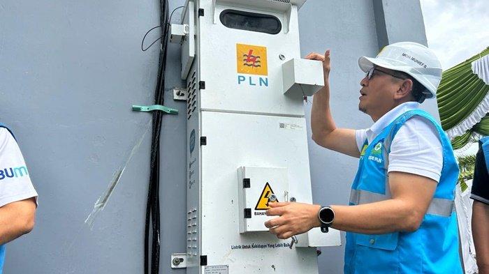 GM PLN UIW Babel, Mohammad Munief Budiman memeriksa kondisi box APP (Alat Pengukur dan Pembatas) PLN yang terpasang di masjid Kubah Timah Pangkalpinanng