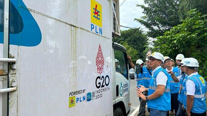 GM PLN UIW Babel sedang melakukan pemeriksaan UPS yang terpaang untuk backup kelistrikan perayaan idul fitri di masjid Kubah Timah Pangkalpinang