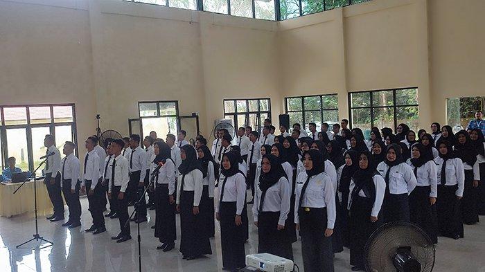 Guru honorer yang lolos PPPK formasi 2023 Provinsi Kepulauan Bangka Belitung menjalani proses pelantikan di Gedung Serbaguna SMA Negeri 2 Tanjungpandan, Kamis (2/5/2024).