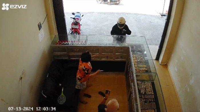 PERAMPOKAN - Tangkapan layar video perampokan toko emas di Desa Payung, Kecamatan Payung, Kabupaten Bangka Selatan, Sabtu (13/7/2024).