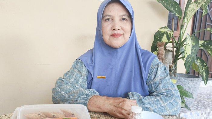 Yuliana yang akrab disapa Mak Yuli, pemilik Ketam Isi Elcha oleh-oleh khas dari Belitung.