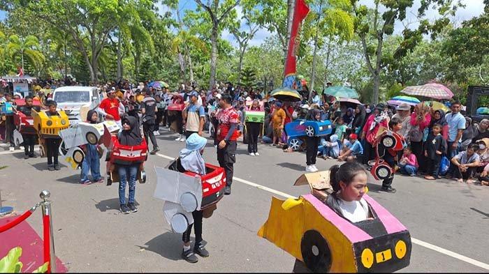 Penampilan regu SDN 10 Kelapa Kampit di Pawai Pembangunan 2024 di Manggar, Kabupaten Belitung Timur, Sabtu (24/8/2024).
