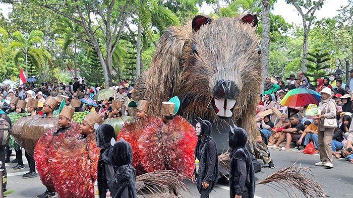 Peserta pawai pembangunan di Belitung Timur menampikan kreativitasnya, Sabtu (24/8/2024).